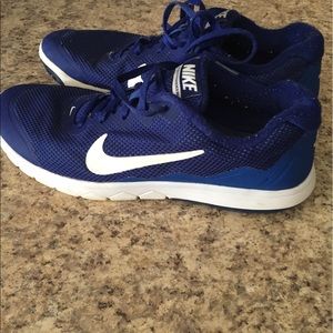 Nike Men's size 9 shoes.  Very good shape.